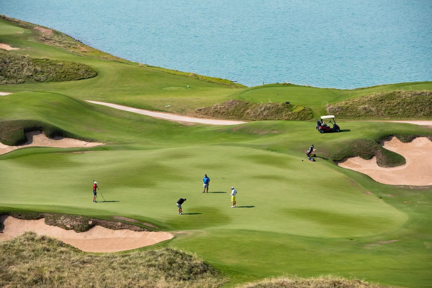 Golf w regionie: Pola golfowe i akademie