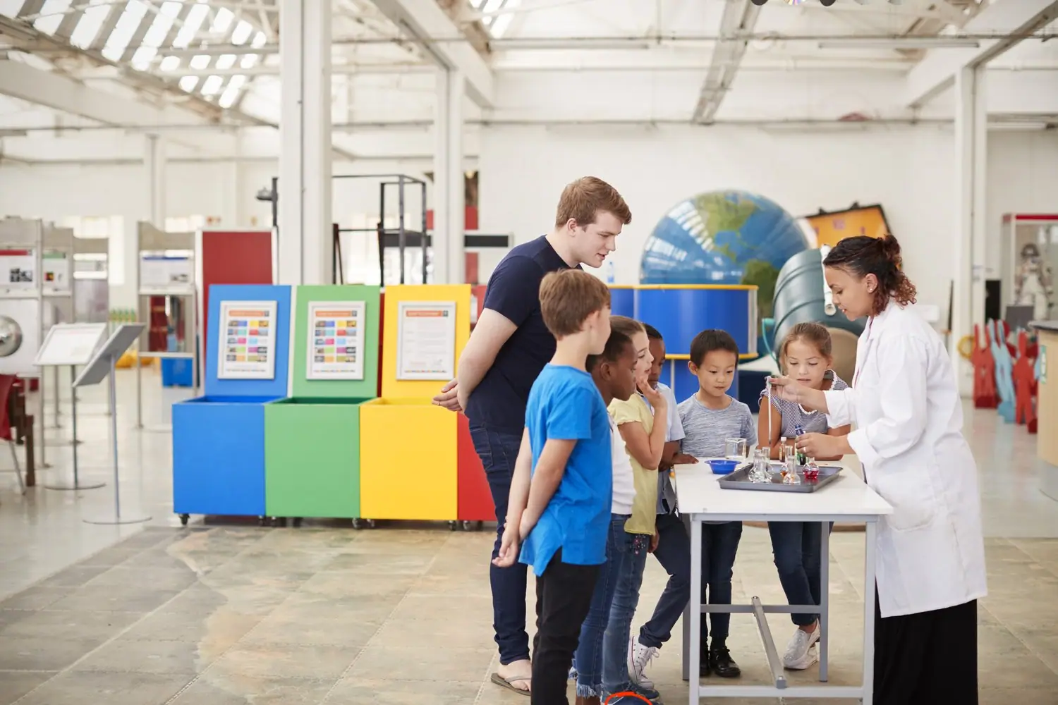 Jak stworzyć idealne środowisko rozwoju dla dziecka w przedszkolu Montessori