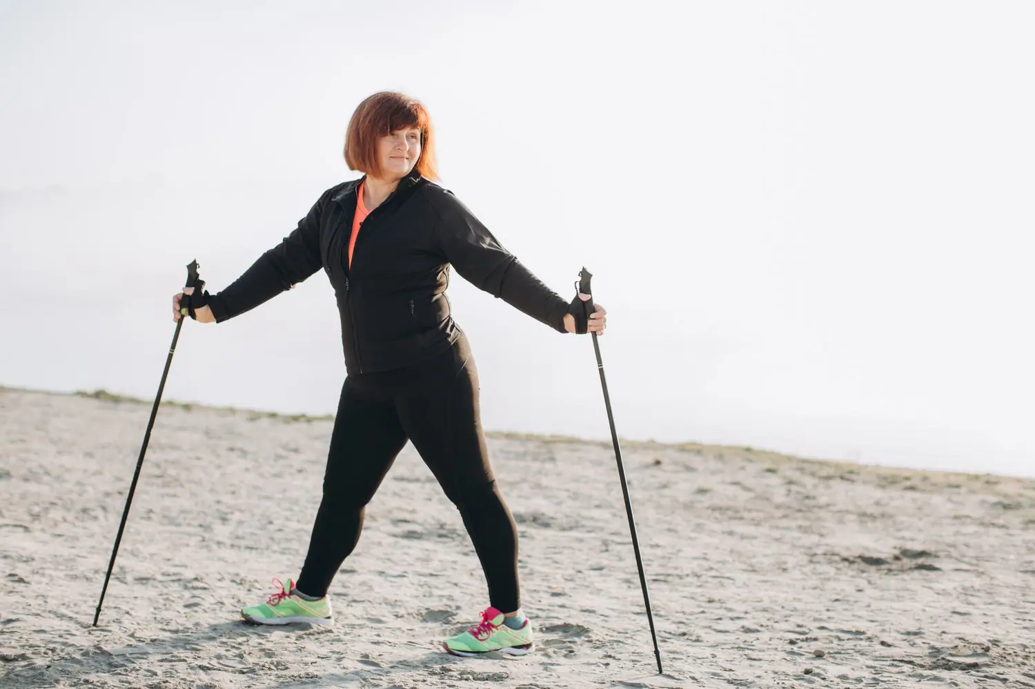 Czym różni się nordic walking od zwykłego spaceru: korzyści i technika