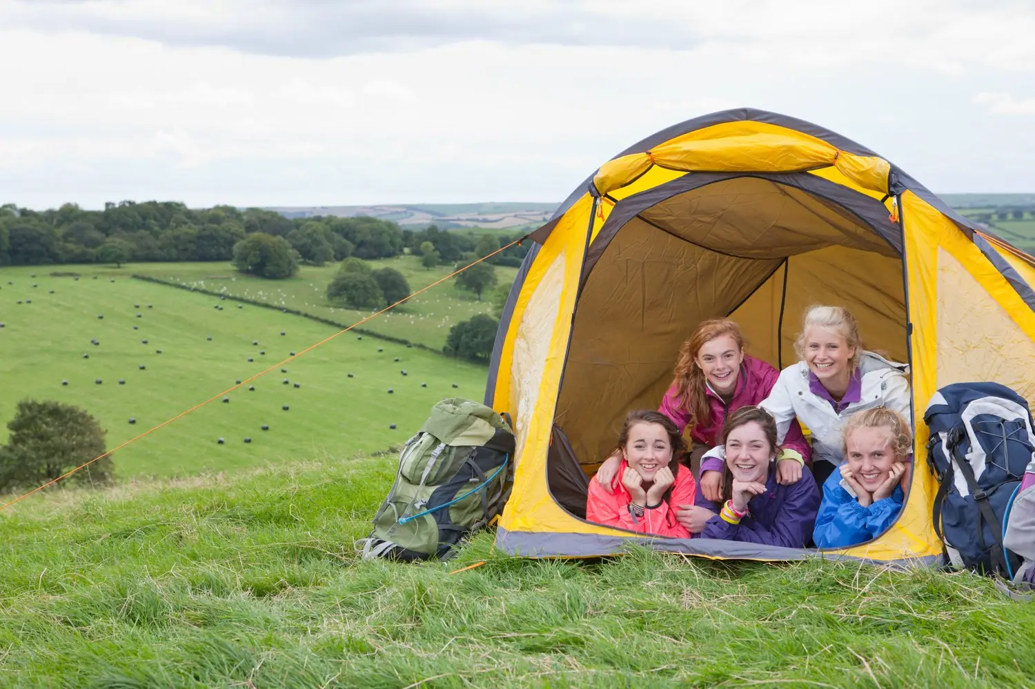 Jak wybrać namiot na family camping: wielkość i funkcjonalność