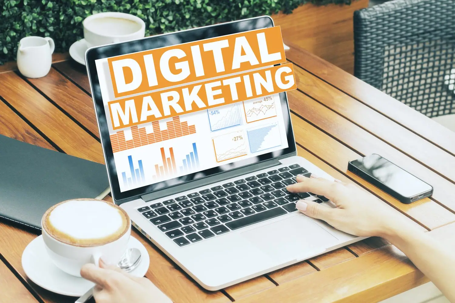 Czym różni się marketing tradycyjny od marketingu cyfrowego: Skuteczność i koszty
