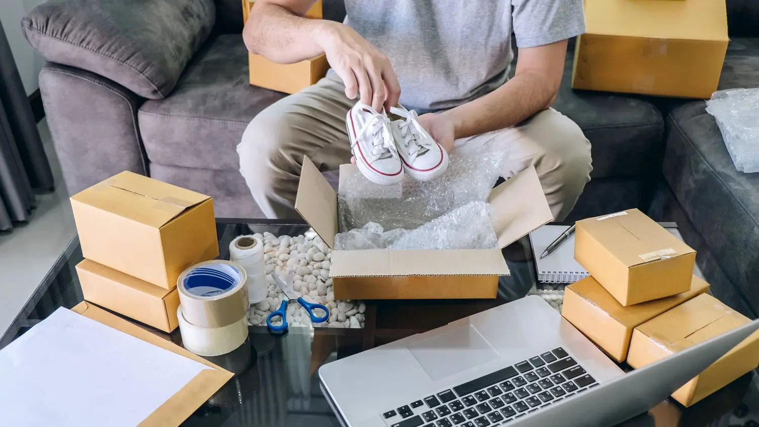 Różnice między dropshippingiem a tradycyjnym e-commerce: Zalety i wyzwania