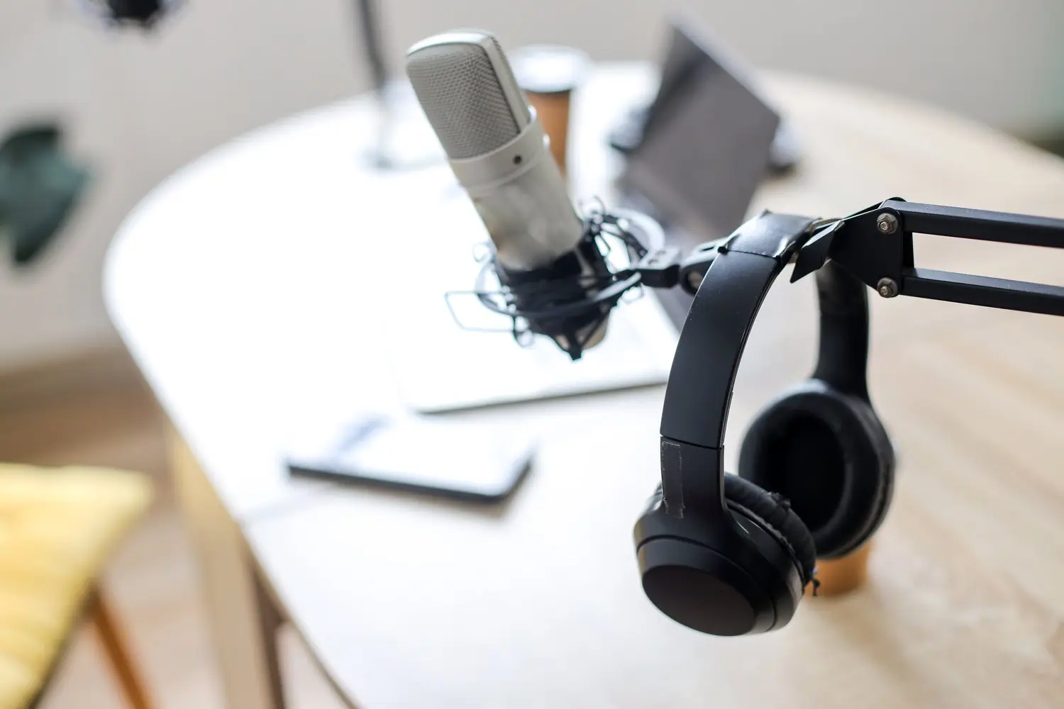 Jak stworzyć własny podcast rozrywkowy: Pierwsze kroki i sprzęt