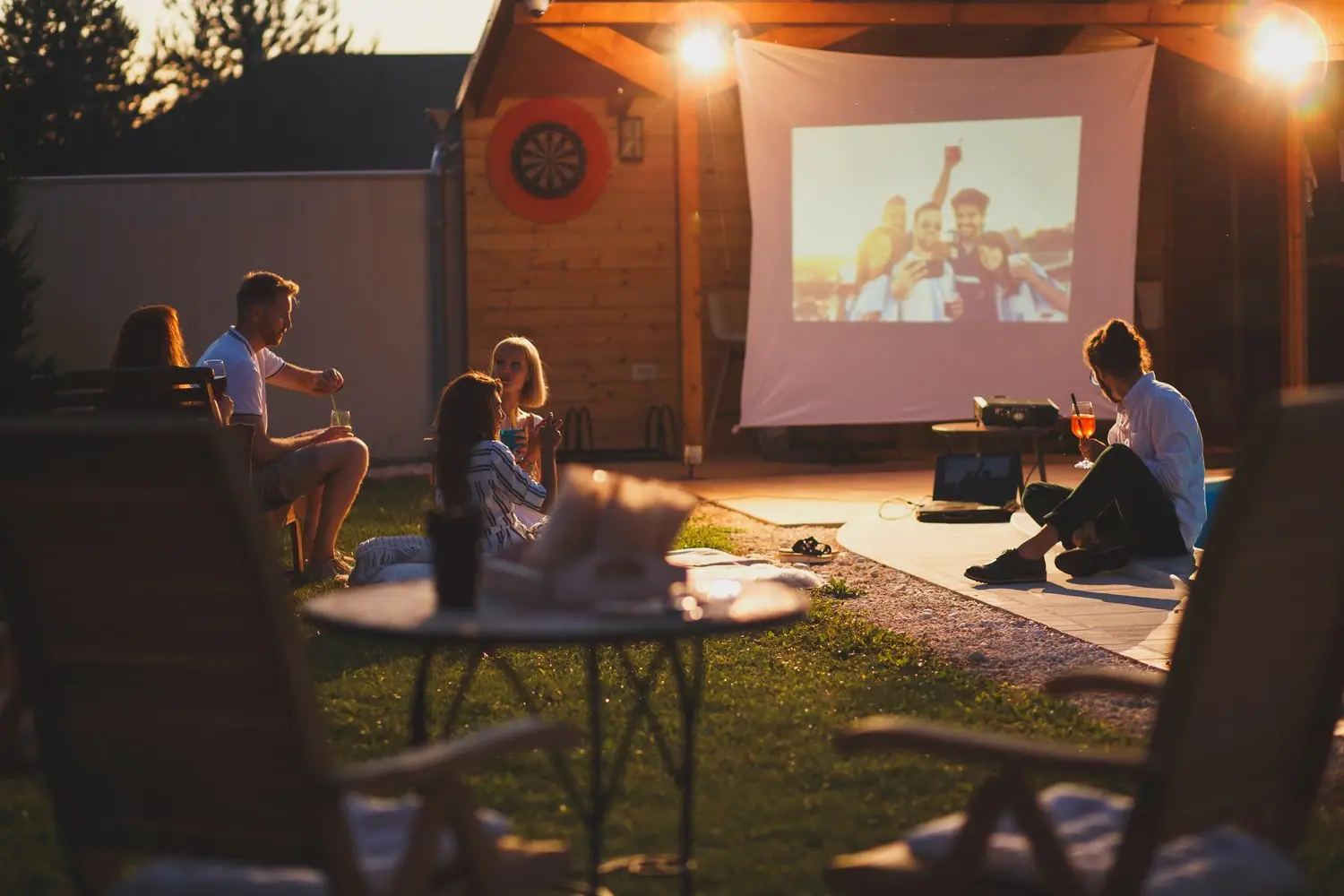 Jak urządzić domowe kino plenerowe w ogrodzie lub na balkonie